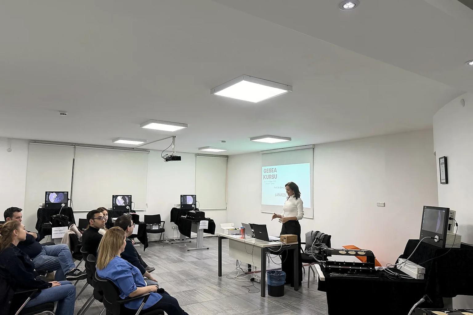 Skills laboratory with simulation stations during a theoretical session